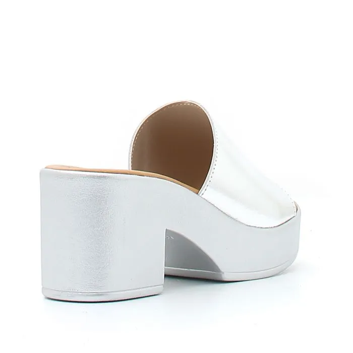 SANDALI IN PELLE LAMINATA